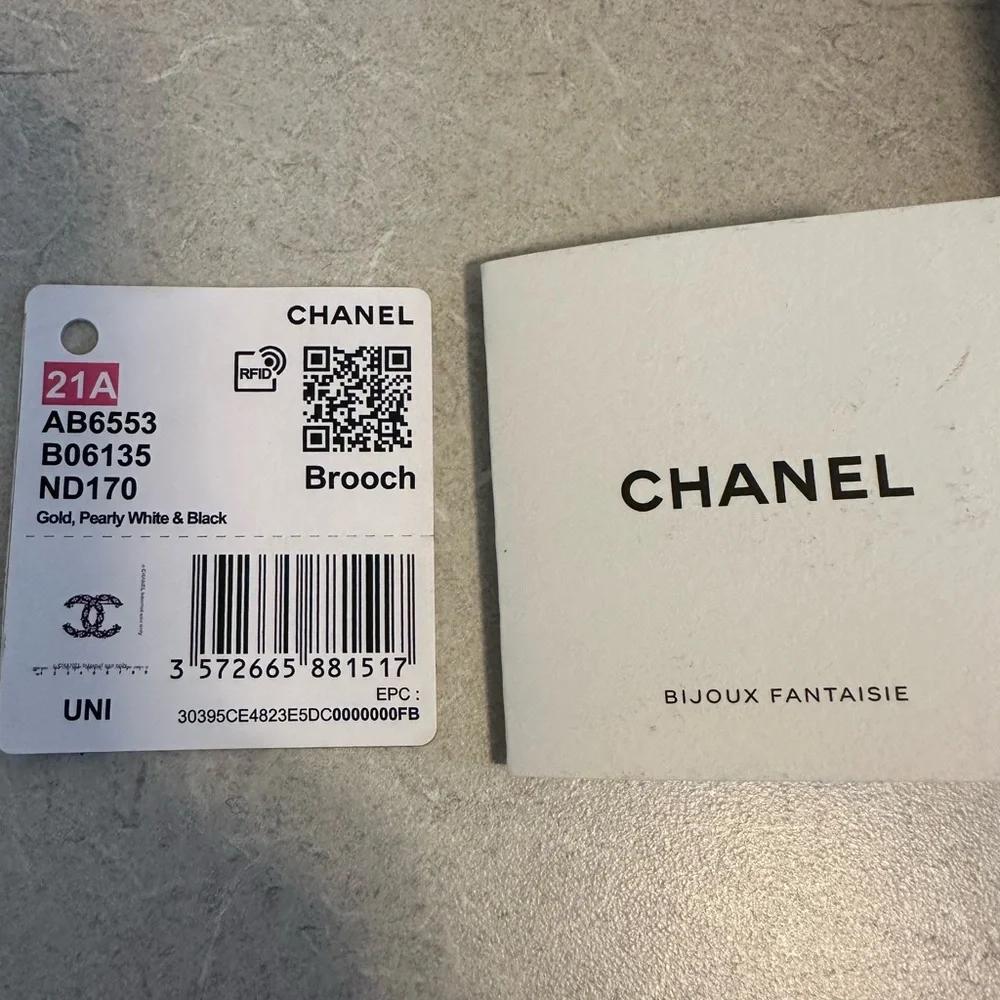 BNW AUTH CHANEL 21A GOLD, PEARLY WHITE & BLACK BROOCH, MADE IN FRANCE